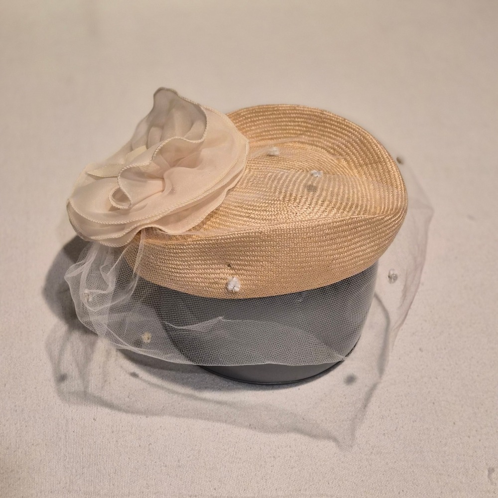 VTG Plaza Suite by Betmar Straw Pillbox Hat Fascinator Flower Veil Netting